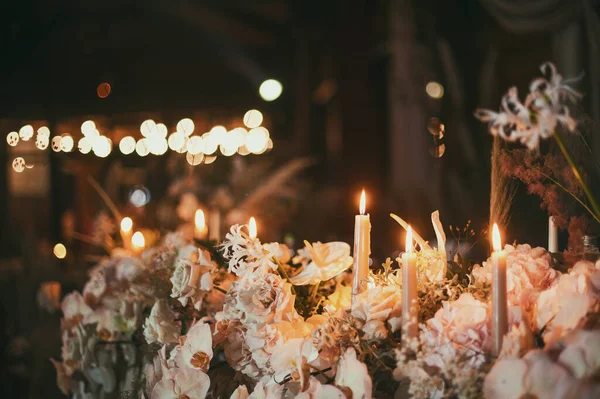 Mum Çiçeklerle Süslenmiş Düğün Ziyafeti — Stok fotoğraf