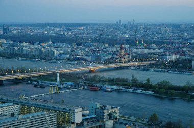Avrupa gecesinin panoramik görüntüsü. Viyana, Avusturya