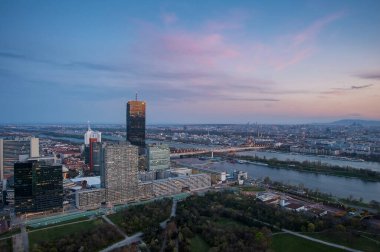 Avrupa gecesinin panoramik görüntüsü. Viyana, Avusturya