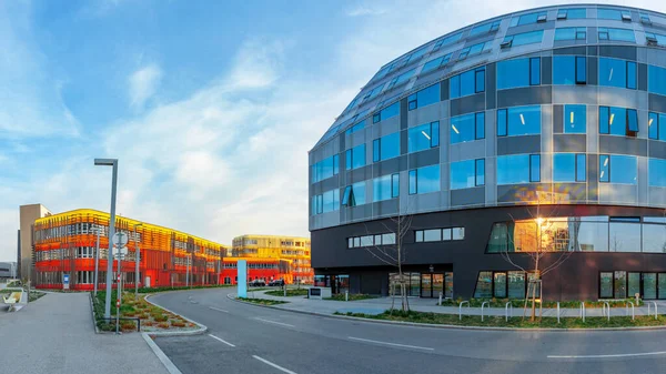 Viyana, Avusturya - 2 Nisan 2019: Viyana Ekonomi ve İş Üniversitesi 'nin ünlü modern binaları.