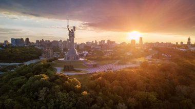 Anavatanın hava manzarası. Kiev, Ukrayna. İHA atışı