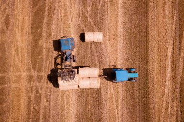 Modern tarım ekipmanları, makineler, traktör buğday tarlaları. Mevsimlik işler. İHA atışı. Metin için boşluğu olan resim. Yukarıdan gelen tarlalar