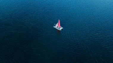 Lüks bir yat açık denizde yüzüyor. Hava manzaralı. İHA atışı. metin için boşluk olan resim