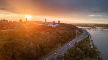Günbatımında hava şehri manzarası. Kiev, Ukrayna