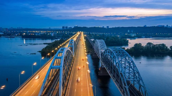 空中夜景 明るい建物や橋 ドローン撮影 — ストック写真