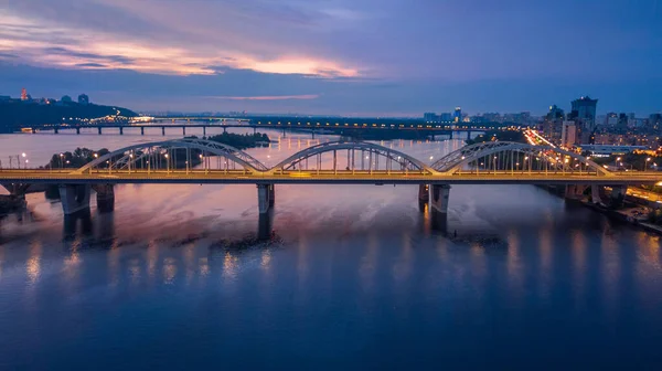 Vista Aérea Noite Cidade Edifícios Luminosos Ponte Drone Disparado — Fotografia de Stock