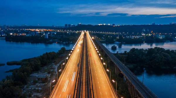 Antenn Natt Stadsutsikt Lysande Byggnader Och Bro Drönarskott — Stockfoto