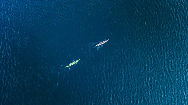 Nehirdeki Kano Sporcuları Seyahat Kano Konsepti Görüntüsü Hava Görüntüsü Metin — Stok fotoğraf