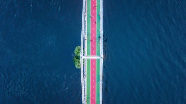 Yaya ve bisiklet köprüsü. Turistik bir yer. Kiev, Ukrayna. İnsansız hava aracı atışı, kuş bakışı, hava manzarası.