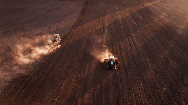 Traktörün hava görüntüsü, ekili alanı birleştirin. İHA atışı. Metin için boşluğu olan resim. Yukarıdan gelen tarlalar