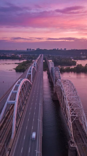 日没時の空中都市の景色と明るい建物と橋 ドローン撮影 — ストック写真