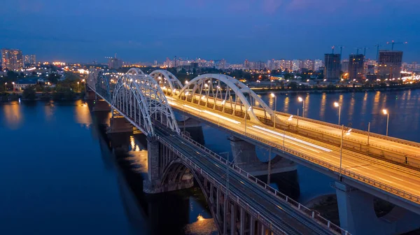 空中夜景 明るい建物や橋 ドローン撮影 — ストック写真
