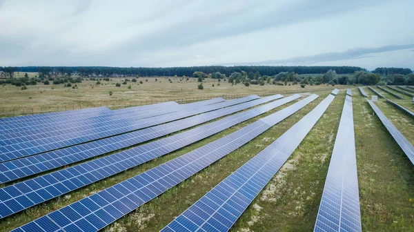 Bovenaanzicht Van Zonnepanelen Groen Gazon Drone Schot Vogeloog — Stockfoto