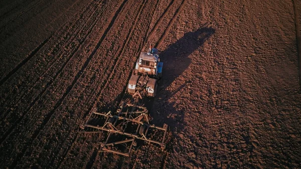 トラクターの空中ビュー栽培フィールドを結合します ドローンが撃たれた テキストのためのスペースを持つ画像 上から見た農地 — ストック写真