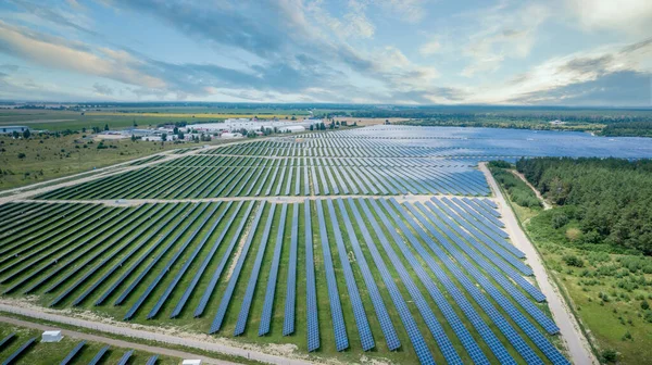 Vue Aérienne Des Panneaux Solaires Sur Pelouse Verte Coup Drone — Photo