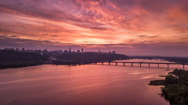 Вид Повітряне Місто Яскраві Будівлі Міст Заході Сонця Дрон Постріл — стокове фото