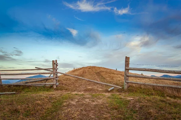 Mooie Gouden Herfst Bergen Landelijke Weg Natuurlijke Achtergrond Herfstlandschap — Stockfoto