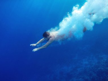 Yüzücü mavi derin denize dalıyor. yaz konsepti
