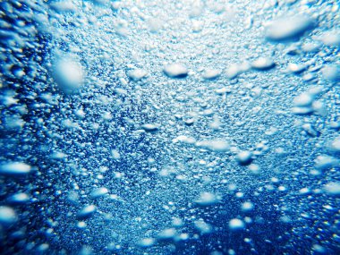 Sudan çıkan hava kabarcıkları. güzel doğal yaz (bahar) arka planı