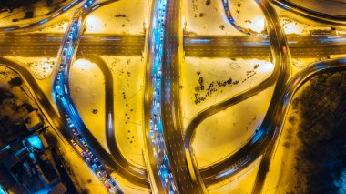 Hava gece şehir manzarası ve trafik arabaları. İHA atışı