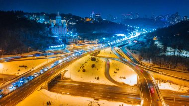 Hava gece şehir manzarası ve trafik arabaları. İHA atışı