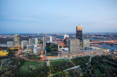 Gün batımında Avrupa şehrinin panoramik manzarası. Viyana, Avusturya