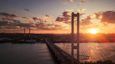 Hava gece şehir manzarası, aydınlık binalar ve köprü. İHA atışı.
