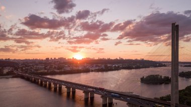 Hava gece şehir manzarası, aydınlık binalar ve köprü. İHA atışı.