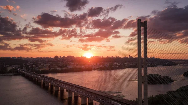 Hava gece şehir manzarası, aydınlık binalar ve köprü. İHA atışı. 