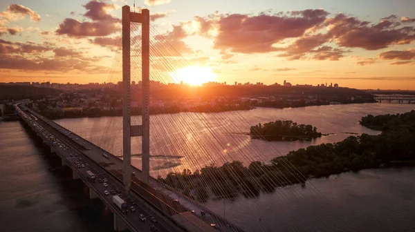 Hava gece şehir manzarası, aydınlık binalar ve köprü. İHA atışı.