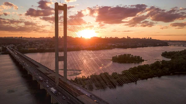 Hava gece şehir manzarası, aydınlık binalar ve köprü. İHA atışı.