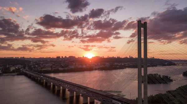 Hava gece şehir manzarası, aydınlık binalar ve köprü. İHA atışı. 