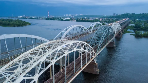 空中夜景 明るい建物や橋 ドローン撮影 — ストック写真