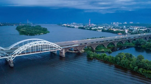 Повітряний Вид Нічне Місто Яскраві Будівлі Міст Дрон Постріл — стокове фото