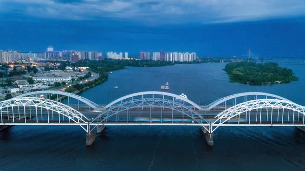 空中夜景 明るい建物や橋 ドローン撮影 — ストック写真