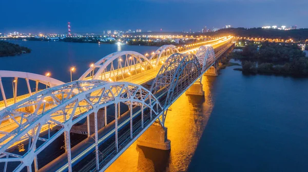 空中夜景 明るい建物や橋 ドローン撮影 — ストック写真
