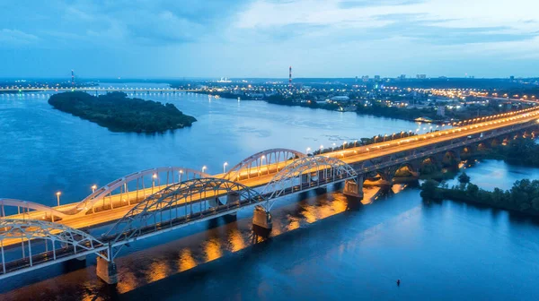 空中夜景 明るい建物や橋 ドローン撮影 — ストック写真