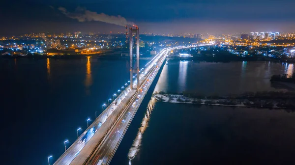 空中夜景と交通車 ドローン撮影 — ストック写真