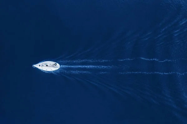 Lüks Bir Yat Açık Denizde Yüzüyor Hava Manzaralı Atışı Metin — Stok fotoğraf