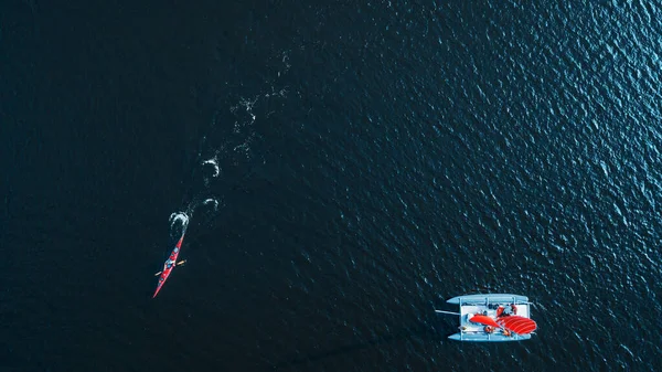 Letecký Snímek Plachetnice Kajaku Plovoucí Krásném Modrém Oceánu — Stock fotografie