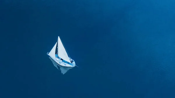 Yate Lujo Navegando Mar Abierto Vista Aérea Disparo Dron Imagen — Foto de Stock