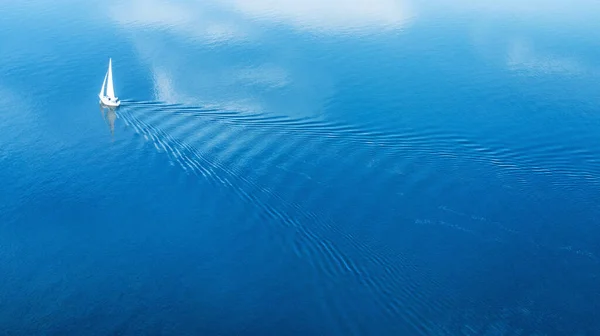 オープン海で豪華ヨットセーリング 空の景色 ドローンが撃たれた テキストのためのスペースを持つ画像 — ストック写真