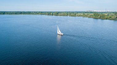 Lüks bir yat açık denizde yüzüyor. Hava manzaralı. İHA atışı. metin için boşluk olan resim