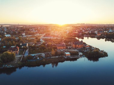 Gün batımında kırsal köy manzarası. İHA atışı. Manzaralı güneş ışığı manzarası. Güzel sahil