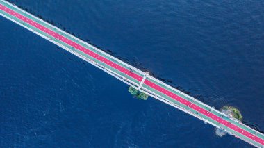 Yaya ve bisiklet köprüsü. Turistik bir yer. Kiev, Ukrayna. İnsansız hava aracı atışı, kuş bakışı, hava manzarası.