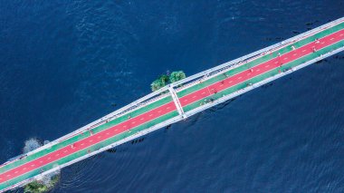 Yaya ve bisiklet köprüsü. Turistik bir yer. Kiev, Ukrayna. İnsansız hava aracı atışı, kuş bakışı, hava manzarası.