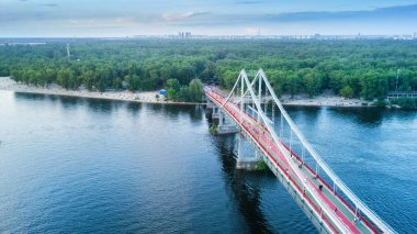 Yaya ve bisiklet köprüsü. Turistik bir yer. Kiev, Ukrayna. İnsansız hava aracı atışı, kuş bakışı, hava manzarası.
