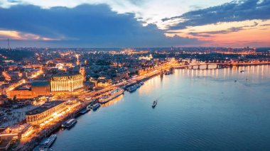 Günbatımında hava şehri manzarası. Kiev, Ukrayna. İnsansız hava aracı atışı, kuş bakışı, hava manzarası.