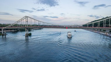 Yaya ve bisiklet köprüsü. Turistik bir yer. Kiev, Ukrayna. İnsansız hava aracı atışı, kuş bakışı, hava manzarası.
