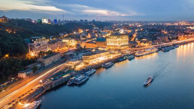 Günbatımında hava şehri manzarası. Kiev, Ukrayna. İnsansız hava aracı atışı, kuş bakışı, hava manzarası.